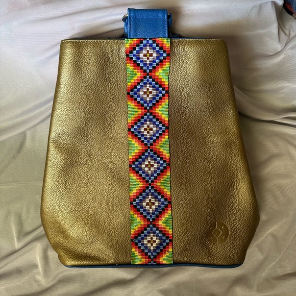 100% Leather back pack with huichol details - Picture 2 of 2